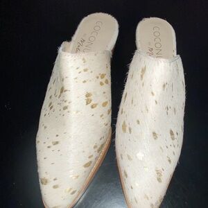 Coconuts by Matisse Women's White and Gold Mules